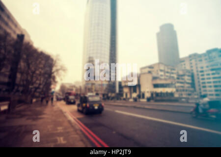 Verschwommenes Foto von London Verkehr während der Rush Hour mit schwarzen Taxi Stockfoto