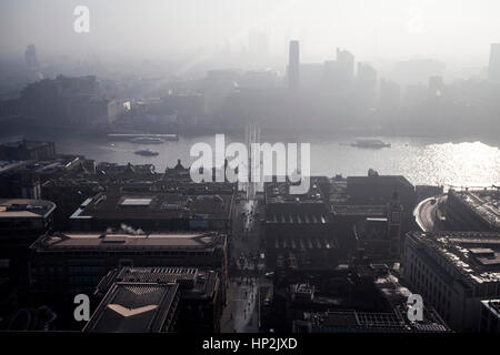 Auf der Dachterrasse-Blick über London an einem nebeligen Tag von St. Pauls Cathedral, UK Stockfoto