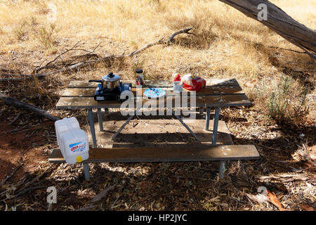 Alte Holz Picknick-Tisch in Land, Western Australia. Stockfoto