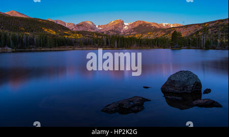Einen schönen Blick auf die Berge die reflektierenden Sprague Lake Colorado an einem Frühlingsmorgen Stockfoto