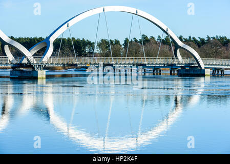 Solvesborg, Schweden - 14. Februar 2017: Ökologische Dokumentarfilm der längsten Fußgängerbrücke in Europa. Einer der drei Bögen mit Reflexion Stockfoto