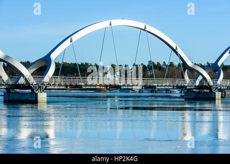 Solvesborg, Schweden - 14. Februar 2017: Ökologische Dokumentarfilm der längsten Fußgängerbrücke in Europa. Einer der drei Bögen mit Vogel an der Spitze Stockfoto