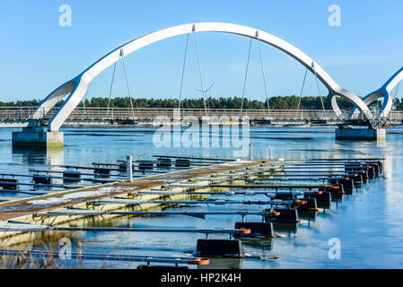 Solvesborg, Schweden - 14. Februar 2017: Ökologische Dokumentarfilm der längsten Fußgängerbrücke in Europa. Einer der drei Bögen mit Marina in f Stockfoto