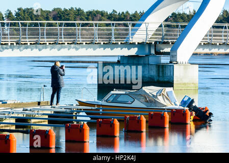 Solvesborg, Schweden - 14. Februar 2017: Ökologische Dokumentarfilm der längsten Fußgängerbrücke in Europa. Frau steht auf kleine Marina unter einem Stockfoto