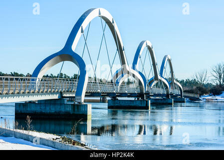 Solvesborg, Schweden - 14. Februar 2017: Ökologische Dokumentarfilm der längsten Fußgängerbrücke in Europa. Die drei Bögen, wie von der Stadt gesehen. Stockfoto