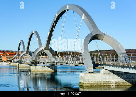 Solvesborg, Schweden - 14. Februar 2017: Ökologische Dokumentarfilm der längsten Fußgängerbrücke in Europa. Die drei Bögen in Richtung Stadt gesehen. Stockfoto