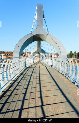 Solvesborg, Schweden - 14. Februar 2017: Ökologische Dokumentarfilm der längsten Fußgängerbrücke in Europa. Menschen zu Fuß unter den Bögen wie gesehen Stockfoto