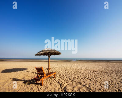 Sonnenschirm und Stuhl, Weitwinkel, Sand, klarer Himmel, Arabisches Meer, Indien Stockfoto