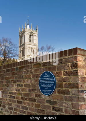 Erbe-Zeichen markieren Begrenzungswand der alten London Road von Melton Mowbray mit St. Marien Kirchturm darüber hinaus, Leicestershire, England, UK Stockfoto