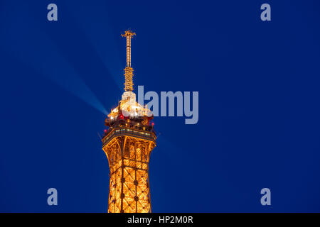 Oben auf dem Eiffelturm beleuchtet in der Dämmerung. Champs-de-Mars, 7. Arrondissement, Paris, Frankreich Stockfoto