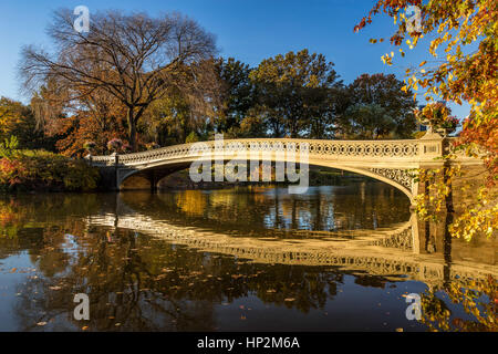 Fallen Sie im Central Park am See mit der Bogenbrücke. Manhattan, New York City Stockfoto