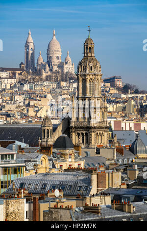 Dächer von Paris mit der Basilika Sacre-Coeur in Montmartre und die Trinity Church. 18. Arrondissement, Paris, Frankreich Stockfoto