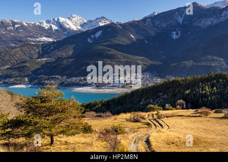 Erhöhten Blick über Dorf Savines-le-Lac und Serre Poncon See im Winter. Hautes-Alpes, südlichen Alpen, Frankreich Stockfoto