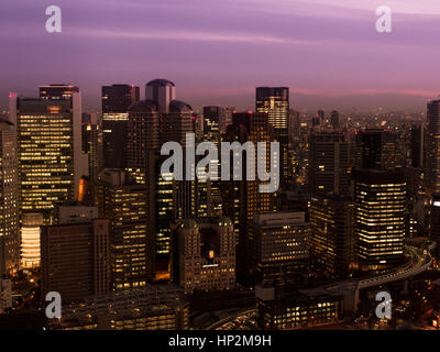 OSAKA Stadt, Stadtansicht Blick vom UMEDA Sky Building bei Dämmerung dramatischen Himmel Stockfoto