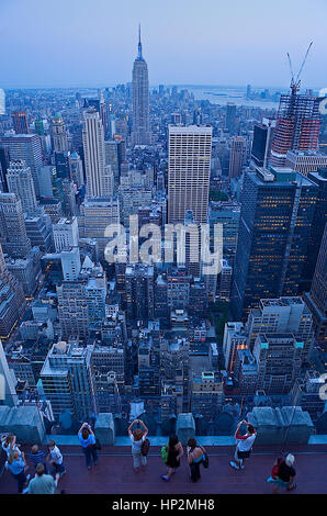 Skyline von Manhattan mit Empire State Gebäude, wie gesehen von oben des Rockefeller Center. New York City, USA Stockfoto
