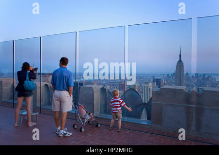 Skyline von Manhattan mit dem Empire State Building, wie sie von der Spitze des Felsens observatory Deck, Rockefeller Center, New York City, USA Stockfoto