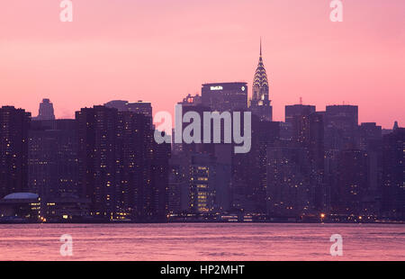 Skyline von Manhattan mit Chrysler Gebäude, vom East River in New York City, USA Stockfoto