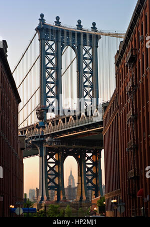 Manhattan Bridge und Empire State building, wie gesehen von Adams Street, Brooklyn, New York City, USA Stockfoto