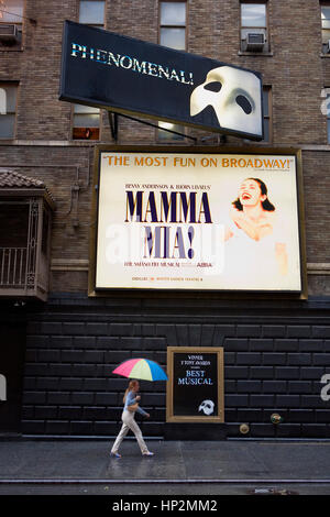 Theater, Theaterviertel, Mamma Mia, das Phantom der Oper. 44 th St .Werbung von zwei klassischen Broadway, New York City, USA Stockfoto