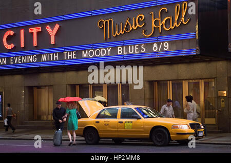 Taxi, Taxi, in Radio City Music Hall. 51 St an der Sixth Av, New York City, USA Stockfoto
