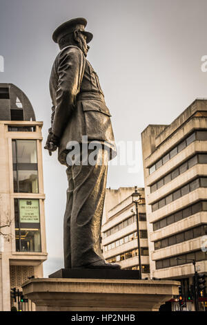 Statue von Bomber Harris außerhalb St. Clement Danes Kirche, Strand, London, UK Stockfoto