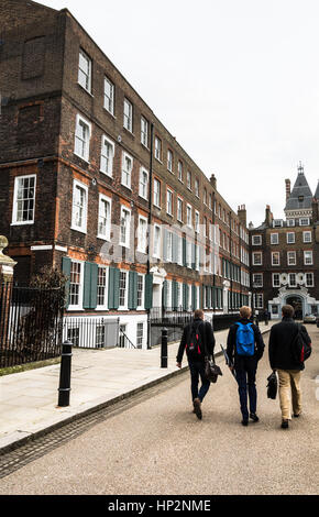 Jurastudenten zu Fuß in Lincoln's Inn, Holborn, London Borough of Camden, Greater London, England, Großbritannien Stockfoto