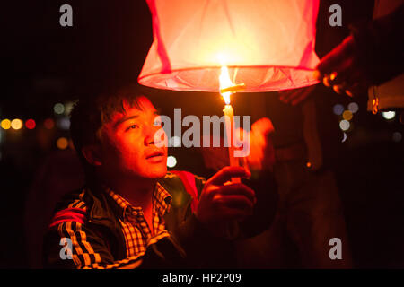 Junge Nepalesen starten Lampions in Lakeside, Pokhara, Nepal Stockfoto