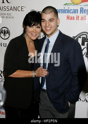 Rob Kardashian und seine Mutter Kris Jenner kommt bei der Leder und Spitzen Party in Miami Beach, Florida im 5. Februar 2010. Francis Specker Stockfoto