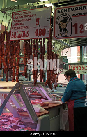 Bilbao: eine Metzgerei in Mercado De La Ribera, Ribera Markt, der größte überdachte Markt in Europa, auf dem rechten Ufer des Flusses Nervión Stockfoto