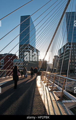 Die Isozaki Atea, die Twin Towers von Bilbao entworfen von japanischen Architekten Arata Isozaki, gesehen durch die Zubizuri Brücke von Santiago Calatrava Stockfoto