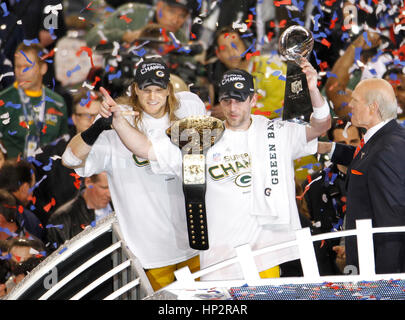 Green Bay Packers Quarterback Aaron Rodgers (R) und Linebacker Clay Matthews mit Vince Lombardi Trophy nach dem Sieg über die Pittsburgh Steelers in der NFL Super Bowl XLV Fußballspiel in Arlington, Texas, 6. Februar 2011 zu feiern. Rodgers wurde MVP des Spiels gewählt. Foto von Francis Specker Stockfoto