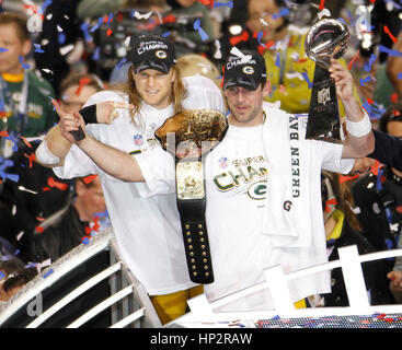 Green Bay Packers Quarterback Aaron Rodgers (R) und Linebacker Clay Matthews mit Vince Lombardi Trophy nach dem Sieg über die Pittsburgh Steelers in der NFL Super Bowl XLV Fußballspiel in Arlington, Texas, 6. Februar 2011 zu feiern. Rodgers wurde MVP des Spiels gewählt. Foto von Francis Specker Stockfoto