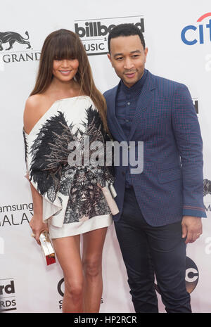 Singer/Songwriter John Legend (R) und Frau Modell Christine Teigen besuchen den 2014 Billboard Music Awards in der MGM Grand Garden Arena in Las Vegas. Stockfoto