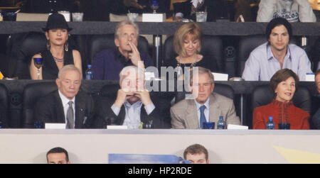 Dallas Cowboys Besitzer Jerry Jones mit John Madden, Präsident George W. Bush, seine Frau, Laura Bush sitzt, Michael Douglas, Catherine Zeta-Jones und Ashton Kutcher bei Super Bowl XLV Fußballspiel in Arlington, Texas am 6. Februar 2011. Foto von Francis Specker Stockfoto