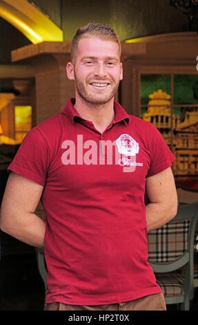 Porträt des jungen Mann arbeitet als Kellner in der Bar Fontana (Piceri Fontana) Pizza Restaurant in Shkoder, Albanien. Stockfoto