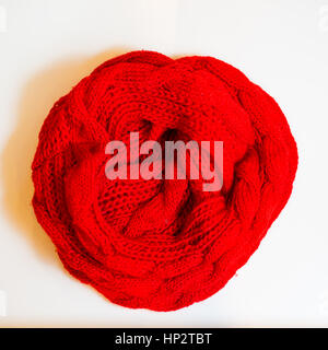 Schal rot auf weißem Hintergrund Kleidung Stockfoto