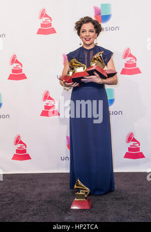 Natalia Lafourcade Gewinner des Lied des Jahres Posen im Presseraum während der 16. Annual Latin GRAMMY Awards in Las Vegas, Nevada Stockfoto