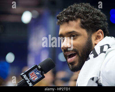 Seattle Seahawks Quarterback Russell Wilson ist am Super Bowl Media Day am 27. Januar 2015 in Phoenix, Arizona interviewt. Foto von Francis Specker Stockfoto