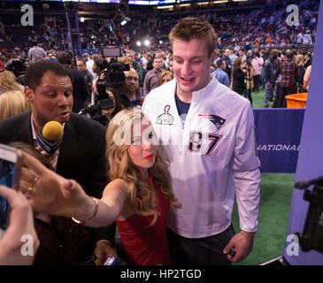 Die ehemalige Eiskunstläuferin Tara Lipinski posiert mit Patriots Rob Gronkowski beim Super Bowl Media Day am 27. Januar 2015 in Phoenix, Arizona. Foto von Francis Specker Stockfoto