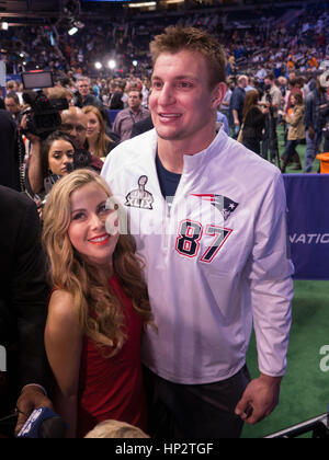 Die ehemalige Eiskunstläuferin Tara Lipinski posiert mit Patriots Rob Gronkowski beim Super Bowl Media Day am 27. Januar 2015 in Phoenix, Arizona. Foto von Francis Specker Stockfoto