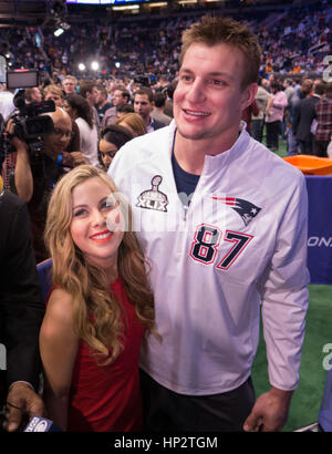 Die ehemalige Eiskunstläuferin Tara Lipinski posiert mit Patriots Rob Gronkowski beim Super Bowl Media Day am 27. Januar 2015 in Phoenix, Arizona. Foto von Francis Specker Stockfoto