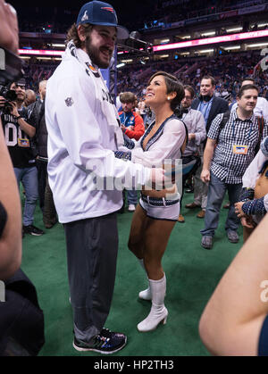 Patrioten Danny Aiken, links, ist mit dem Seattle Seahawks Cheerleader tanzt auf Super-Bowl-Medientag am 27. Januar 2015 in Phoenix, Arizona. Foto von Francis Specker Stockfoto