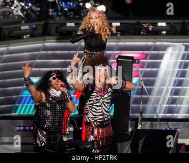 Madonna tritt mit LMFAO, (Redfoo) Stefan Kendal Gordy, (SkyBlu) Skyler Husten Gordy, bei der Halbzeit-Show beim Super Bowl XLVI in Indianapolis, Indiana am 5. Februar 2012 Foto von Francis Specker Stockfoto