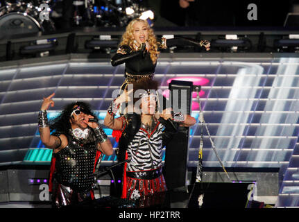 Madonna tritt mit LMFAO, (Redfoo) Stefan Kendal Gordy, (SkyBlu) Skyler Husten Gordy, bei der Halbzeit-Show beim Super Bowl XLVI in Indianapolis, Indiana am 5. Februar 2012 Foto von Francis Specker Stockfoto