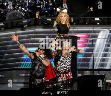 Madonna tritt mit LMFAO, (Redfoo) Stefan Kendal Gordy, (SkyBlu) Skyler Husten Gordy, bei der Halbzeit-Show beim Super Bowl XLVI in Indianapolis, Indiana am 5. Februar 2012 Foto von Francis Specker Stockfoto