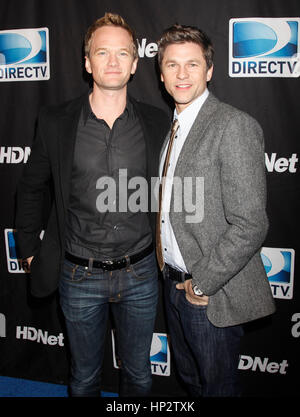 Neil Patrick Harris, links, und David Burtka kommen am 4. Februar 2012 auf Directv Super Saturday Night Party in Indianapolis, Indiana. Foto von Francis Specker Stockfoto