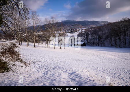 Winter in einem kleinen Dorf im Schwarzwald, Deutschland Stockfoto