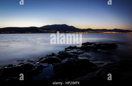 Nachtansicht von Tranmere auf den Derwent in Hobart, Tasmanien Stockfoto