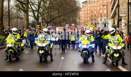 Stoppt Trumps Kundgebung für das muslimische Verbot - Polizeieskorte marschiert Tausende durch London, um gegen das muslimische Verbot von Präsident Donald Trump und den Staatsbesuch in Großbritannien zu protestieren Stockfoto