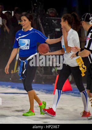 Meghan Markle, links, mit Nina Dobrev auf Directv 8. jährlichen Celebrity Beach Bowl am 1. Februar 2014 in New York, NY. Foto von Francis Specker Stockfoto